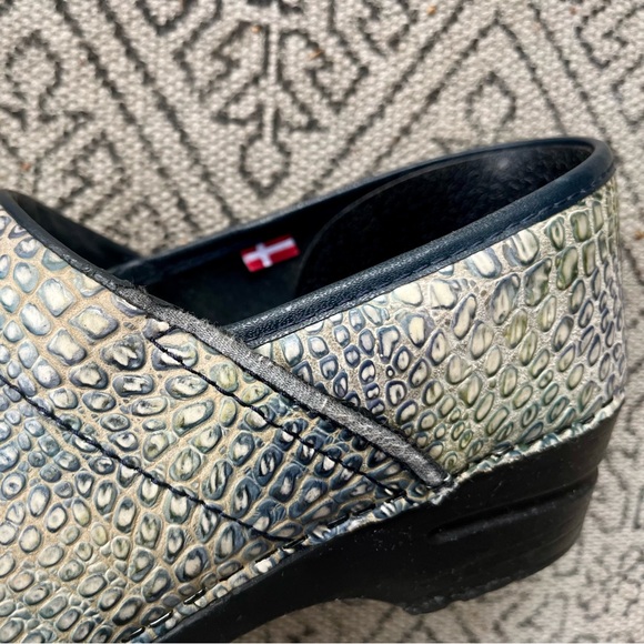 Sanita Textured Embossed Lizard Clogs size 40, Light Blue & Cream - Picture 9 of 12